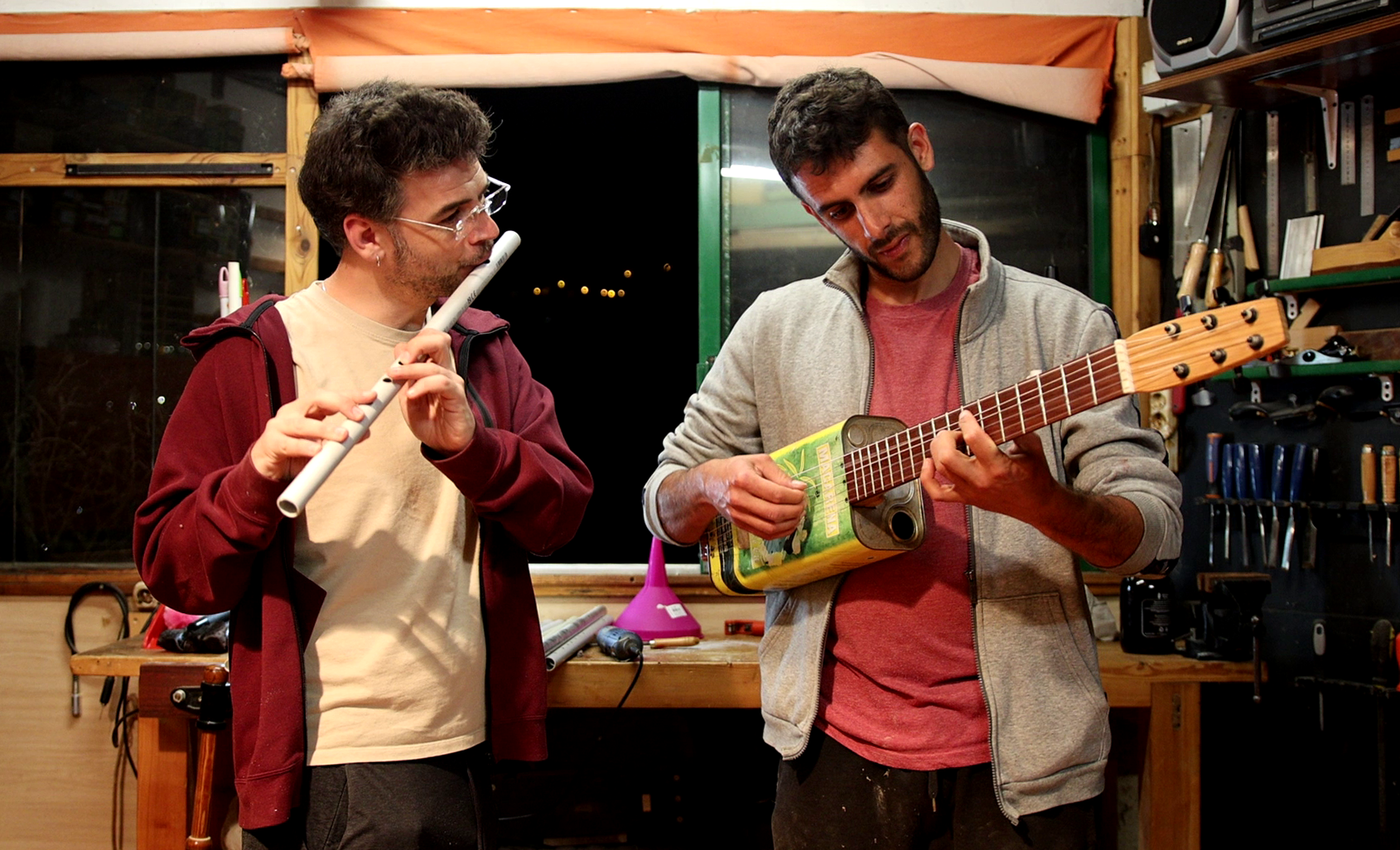 ¿Se puede hacer música con el mango plástico de un recogedor de basura?